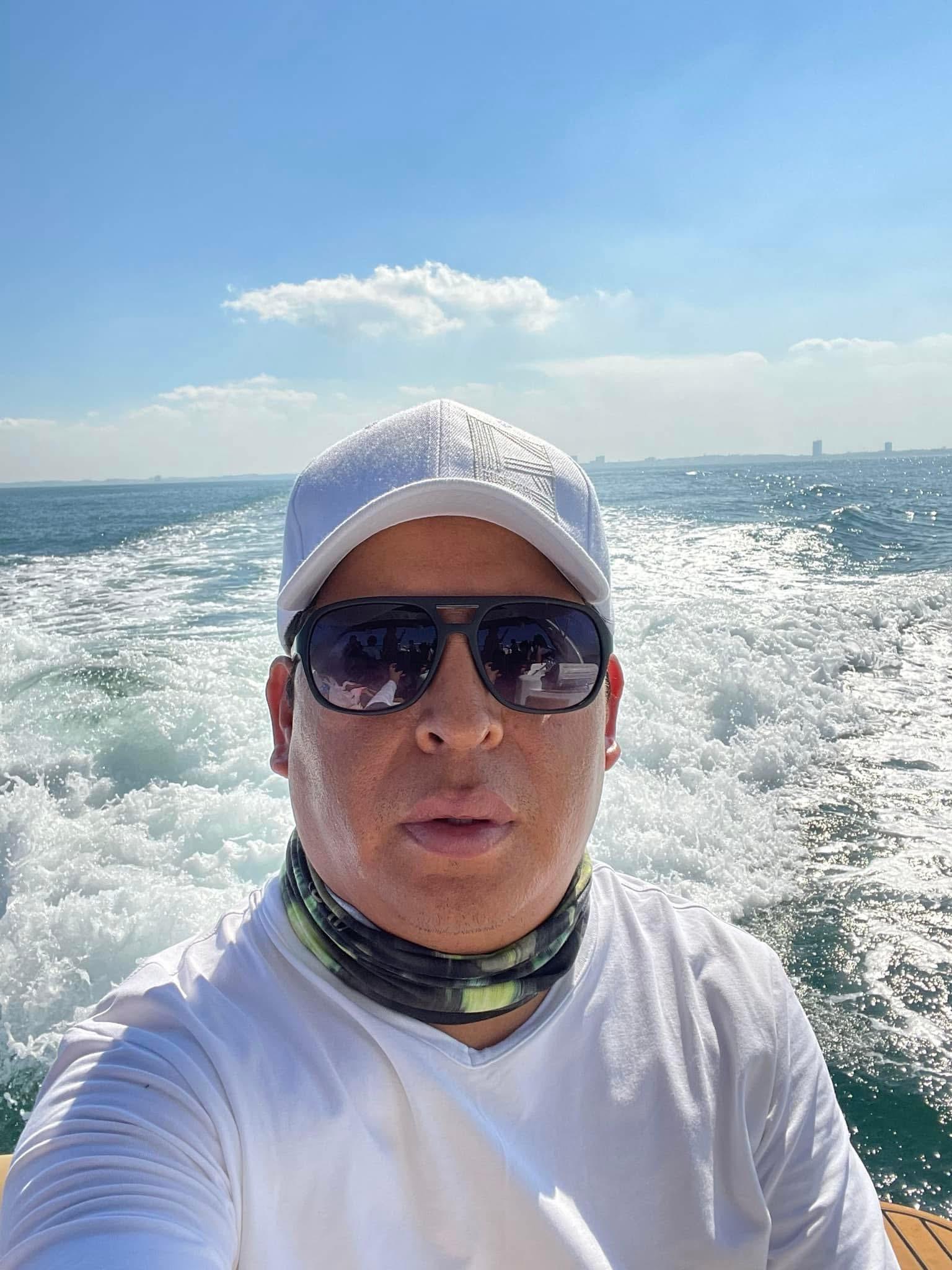 Arnoldo disfrutando el mar